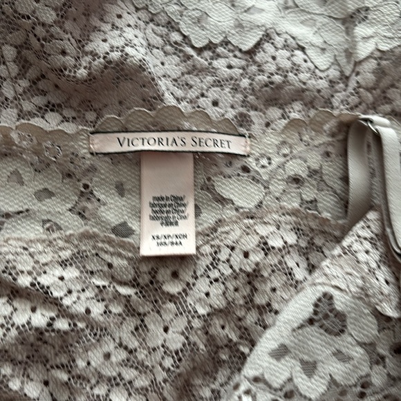 New Victoria's Secret Body DAISY LACE ROMPER Stone Grey Scalloped Edges Sheer XS - Picture 5 of 6